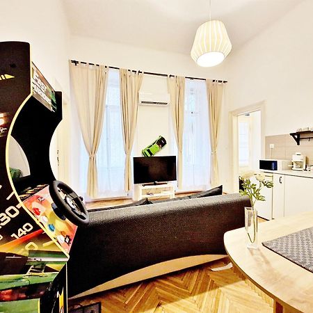Free Parking Sega Rally Apartment Budapest Kültér fotó