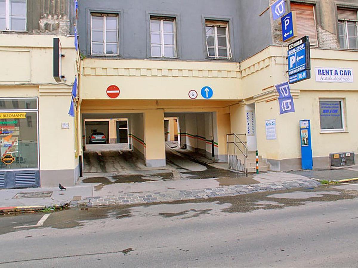 Free Parking Sega Rally Apartment Budapest Kültér fotó